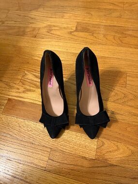 Black Women's Pumps with Bow by Betsey Johnson